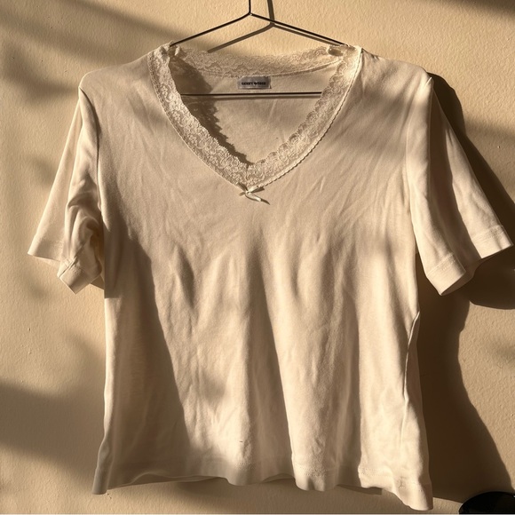 Vintage White V-neck T-shirt w/ lace trim + bow - Picture 5 of 6